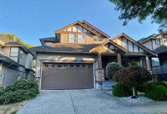 Fifi's cozy suite in Surrey allows 18 year olds to book a room