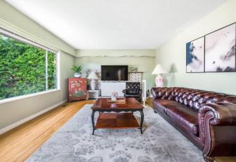 Adorable 3-bedroom place in Richmond allows 18 year olds to book a room