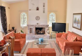 Domelia s Luxury Apartments near Airport & beach allows 18 year olds to book a room