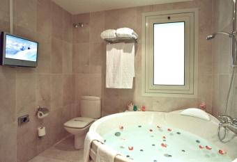 Hotel Roger de Ll  ria has rooms with a private hot tub