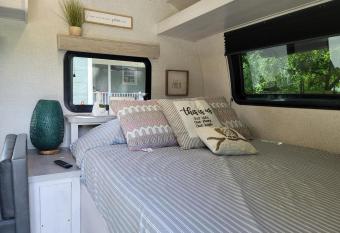 Cozy relaxing RV/Camper Goose Creek allows 18 year olds to book a room