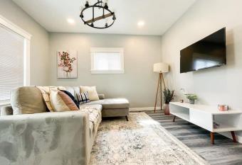 Classy 1st floor apartment for 2plus2 close to dwntwn has Balcony rooms