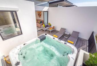                                                                                          . has rooms with a private hot tub