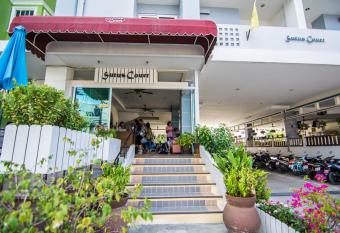 Sutus Court 7 has Balcony rooms