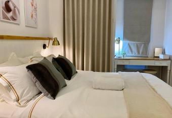 Camaya at tanglin apartement allows 18 year olds to book a room