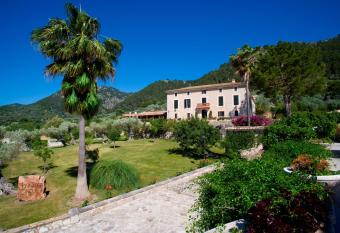 Monnaber Nou Finca Hotel & Spa allows 18 year olds to book a room