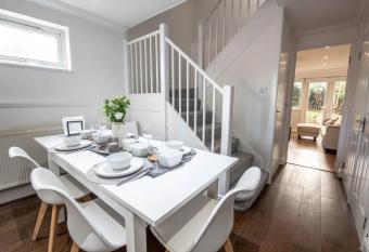 Stunning 3 bedroom house/Garden/Wi-Fi/Parking/Central Location has Balcony rooms