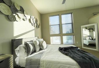 Lakeview Luxury 1 Bedroom has Balcony rooms