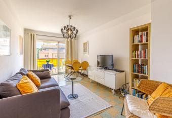 Pretty 1 bedroom apartment close to the beach has Balcony rooms