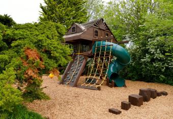 Cinema & Games Room Pool Table, Hot Tub, Sleeps 15 has rooms with a private hot tub