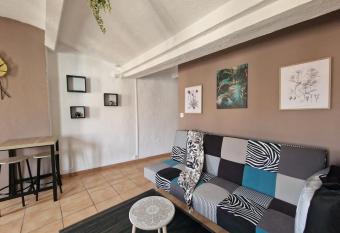 Un air de botanisme allows 18 year olds to book a room