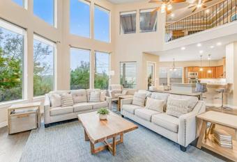 Lake Travis Luxury Escape - Austin, TX has Balcony rooms