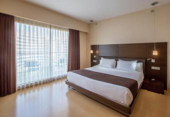 HM Jaime III has rooms with a private hot tub