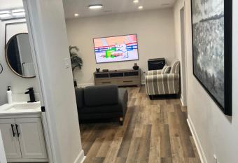 Luxury king 1 private bedroom allows 18 year olds to book a room