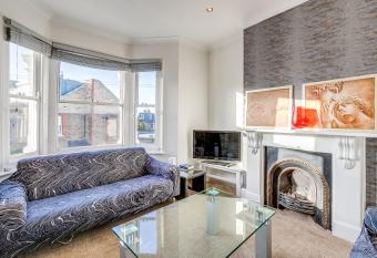 Lovely place, perfect for family and business travellers ideally located between the commons has rooms with a private hot tub