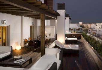 Hotel Col  n Gran Meli   - The Leading Hotels of the World has rooms with a private hot tub