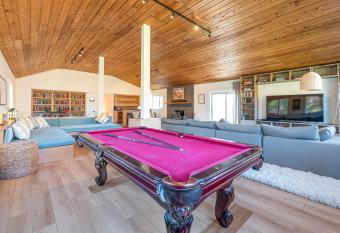 Modern Luxury in the Catskills! New 7 Bedroom Home has Balcony rooms