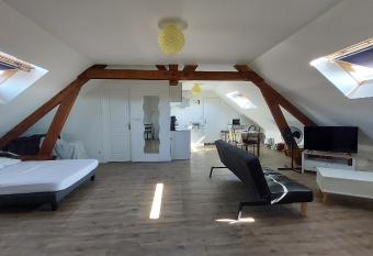 Studio tout confort 2 personnes en plein centre ville allows 18 year olds to book a room