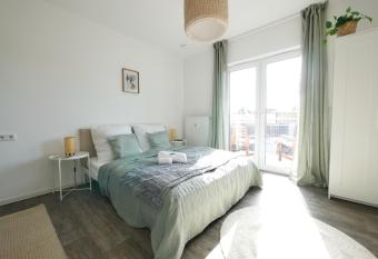 Zentral, modern, gem  tlich mit Balkon & Parkplatz allows 18 year olds to book a room