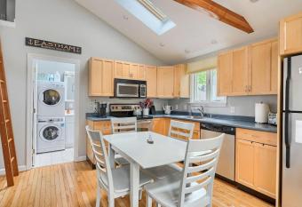 Four Season Modern Cape Cod Cottage (with heat) has Balcony rooms