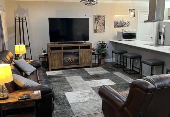 **New** CHEERFUL 2 bedroom house w/Hot tub allows 18 year olds to book a room