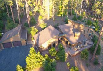 Red Leaf Lodge- Luxury Mountain Retreat! has Balcony rooms