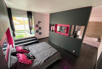 Suite La Discr  te has rooms with a private hot tub