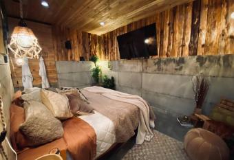 Idyllic rm w/private entrance & patio allows 18 year olds to book a room