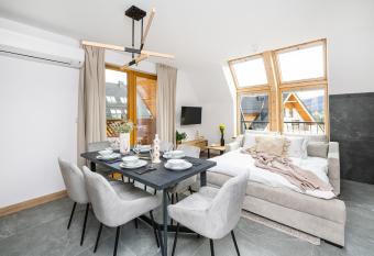 Polana Resort by Loft Affair has rooms with a private hot tub