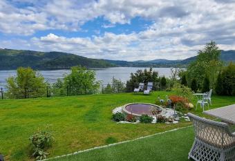 Bergen Sunrise Terrace Apartment has Balcony rooms