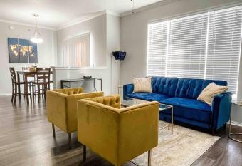 The Blue & Gold Flat - Business Travelers Welcome has Balcony rooms