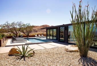 The Onyx House: Secluded Villa, Pool & Yoga Deck allows 18 year olds to book a room