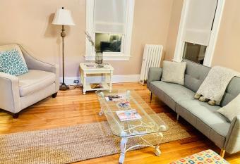 DELIGHTFUL 2BR apartment with balcony - 15 min from Mohegan Sun and Foxwoods Casinos allows 18 year olds to book a room