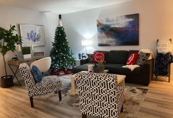 Lakeview Cottage with panoramic views of Okanagan Lake has Balcony rooms