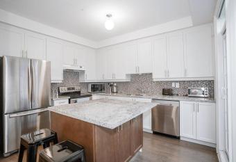 NEW Spacious Central Family Townhome 3Bdrm has Balcony rooms