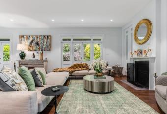 Villa Northcote Luxurious 4BR Wood Fireplace Leura allows 18 year olds to book a room