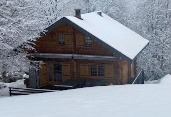CHALET 6 PERSONNES SUR PISTE has Balcony rooms