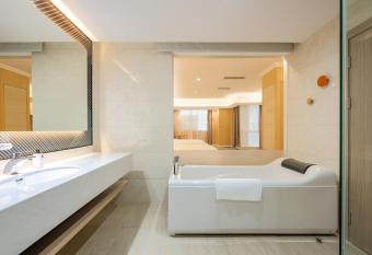 Holiday Inn Express Chengdu Tianfu Square, an IHG Hotel has rooms with a private hot tub