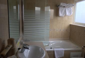 Hotel Villalegre has rooms with a private hot tub