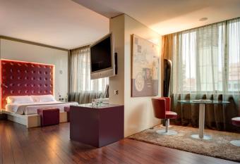 Carlemany Girona allows 18 year olds to book a room