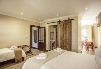 Two Oceans Stay has rooms with a private hot tub