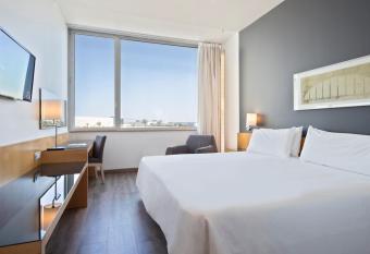 Hotel Barcelona Aeropuerto, affiliated by Meli   allows 18 year olds to book a room