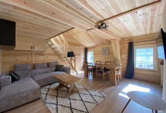 Magnifique T3, en plein centre du village allows 18 year olds to book a room