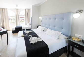 Hotel Toboso Chaparil allows 18 year olds to book a room