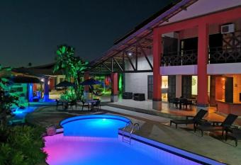 Pousada Flamboyant Hospedagem & SPA a 50mt da Gruta Mae Agua allows 18 year olds to book a room