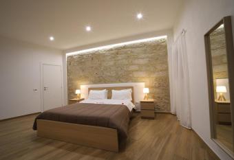 Bosc   Suites has rooms with a private hot tub