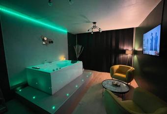 Spa & Detente - Cin  ma - Netflix - Hyper Centre allows 18 year olds to book a room