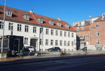 Wooden box with sleeping amenities Vindegade 53E allows 18 year olds to book a room