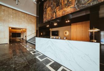 Barcel   Le  n Conde Luna allows 18 year olds to book a room