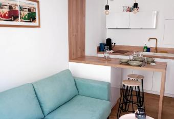 Charmant Studio Refait    neuf Centre de Tours has Balcony rooms